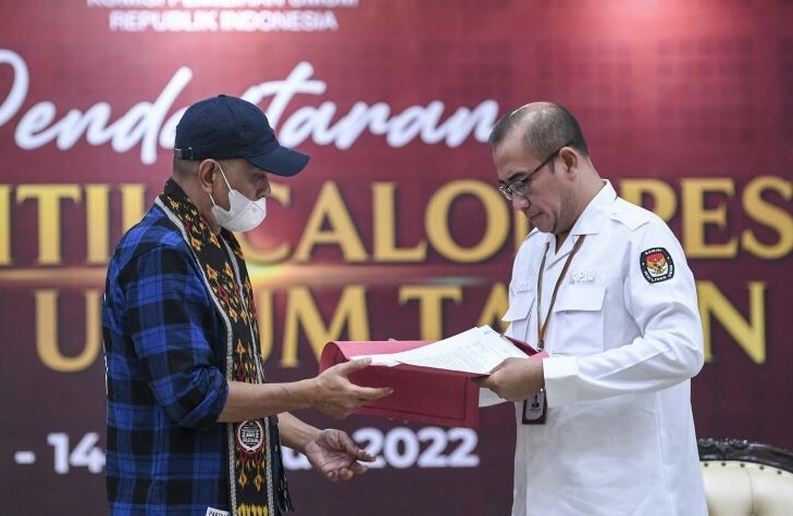 Ketua Komisi Pemilihan Umum (KPU) Hasyim Asy'ari (kanan) menerima berkas pendaftaran dari Ketua Umum Partai Rakyat Adil Makmur (Prima) Agus Jabo Priyono (kiri) saat Pendaftaran Partai Politik Calon Peserta Pemilu tahun 2024 di Kantor KPU, Jakarta, Senin (1/8/2022). (ant)